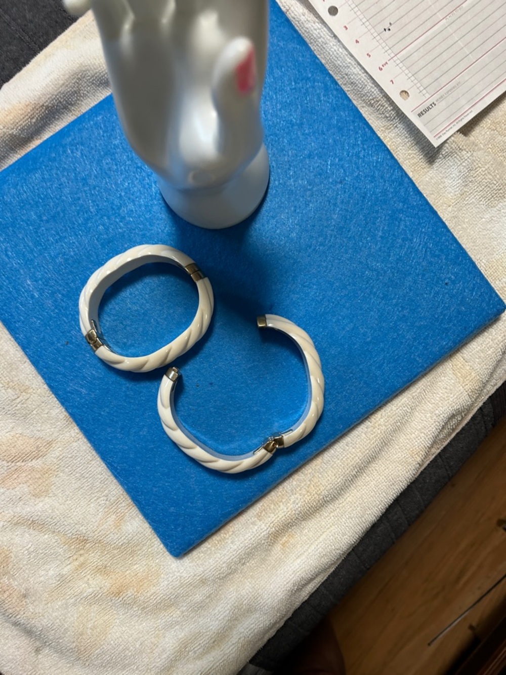 Ivory colored twisted bracelets - Picture 14 of 14